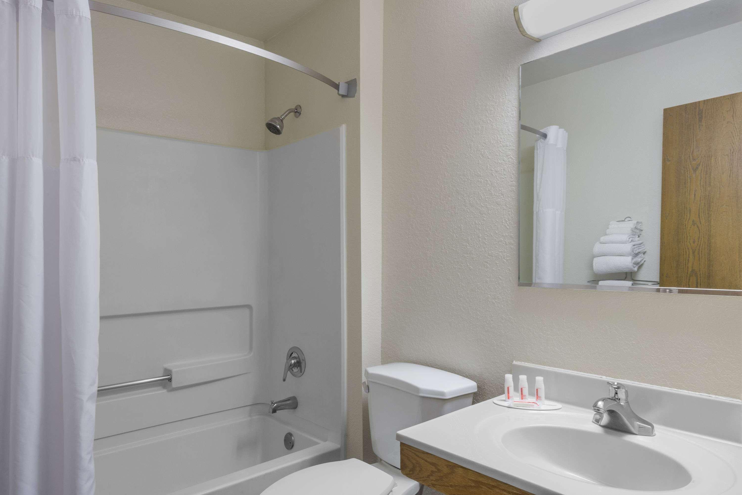 Super 8 By Wyndham Delmont Hotel Room photo