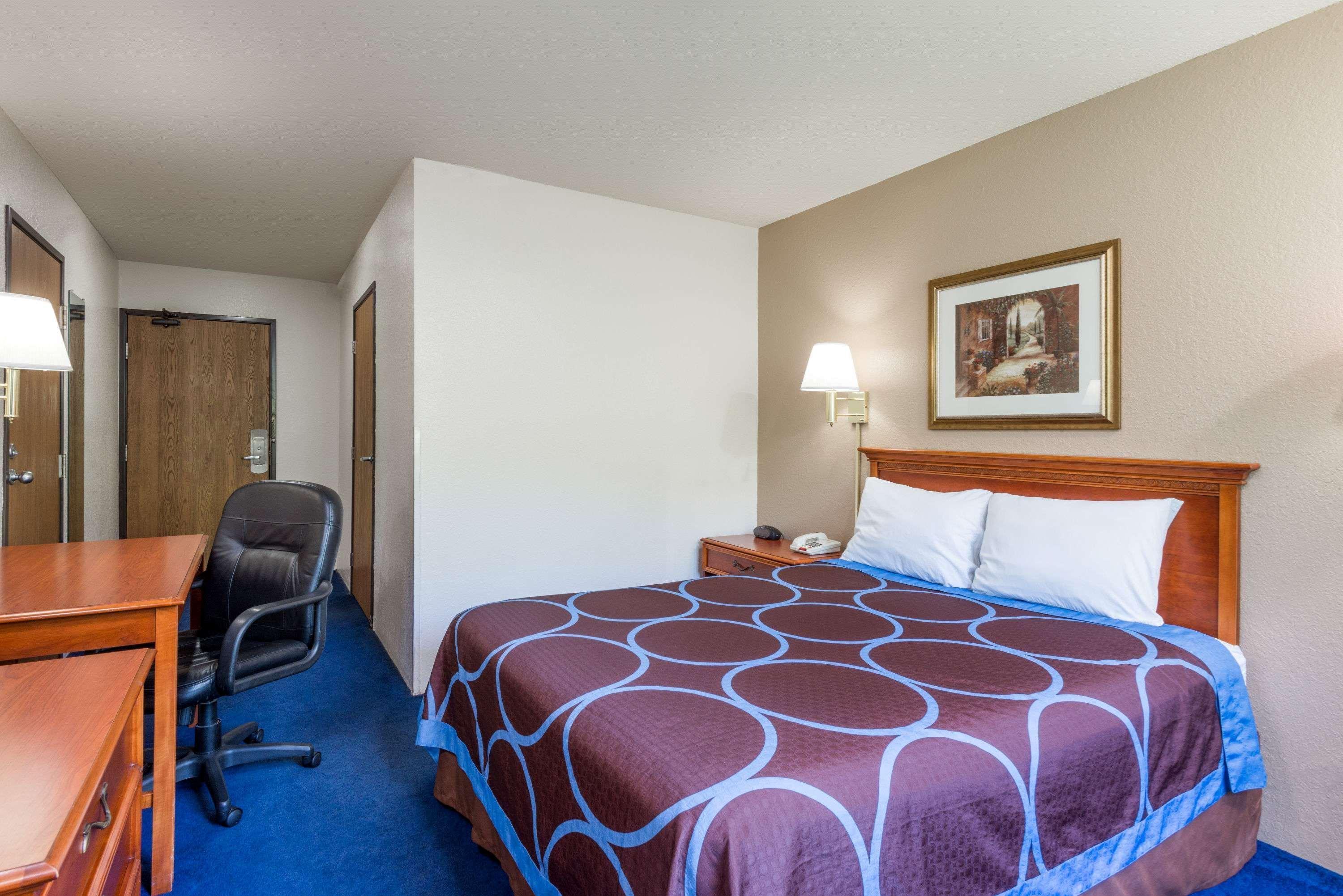 Super 8 By Wyndham Delmont Hotel Exterior photo
