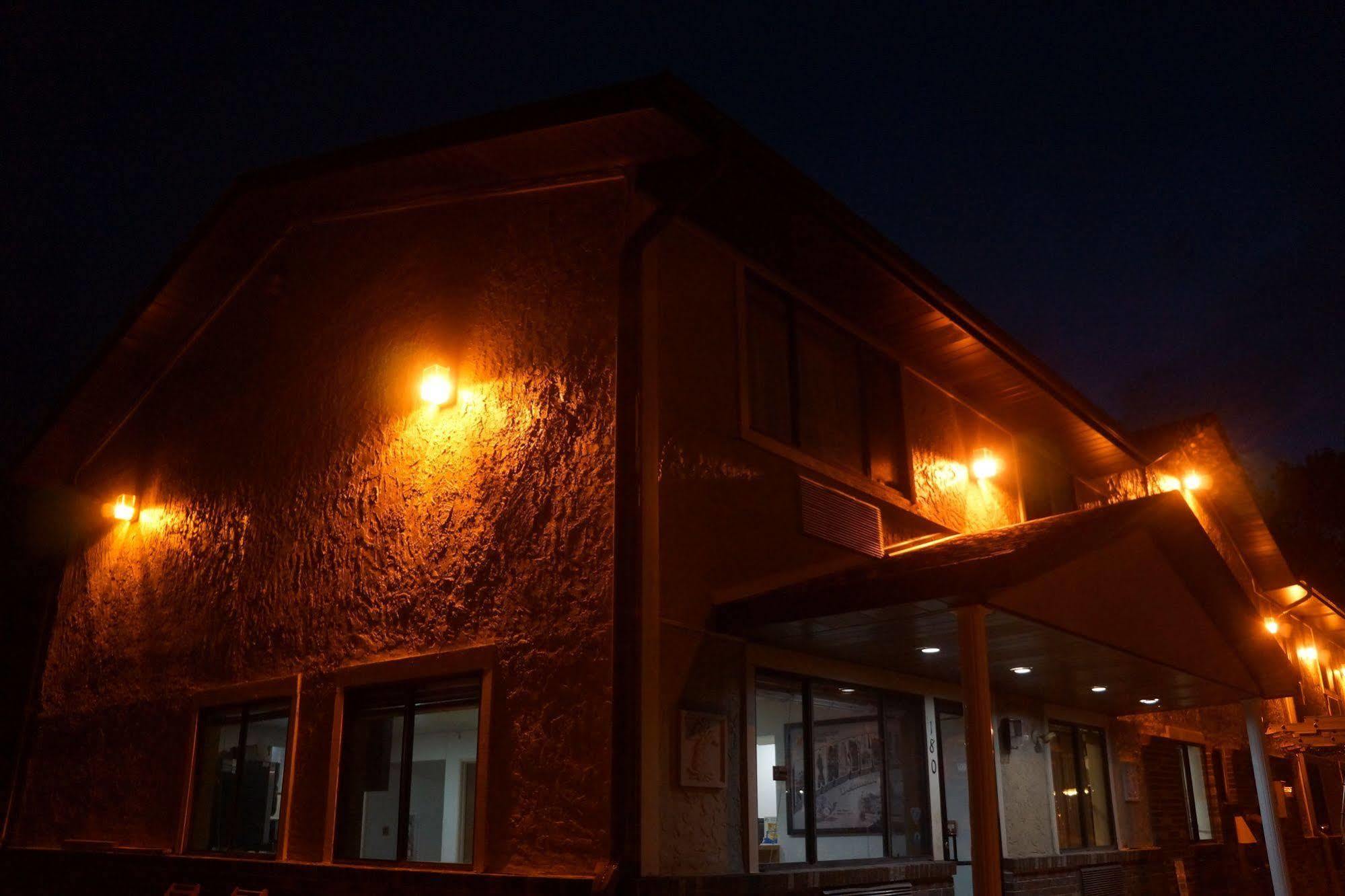 Super 8 By Wyndham Delmont Hotel Exterior photo