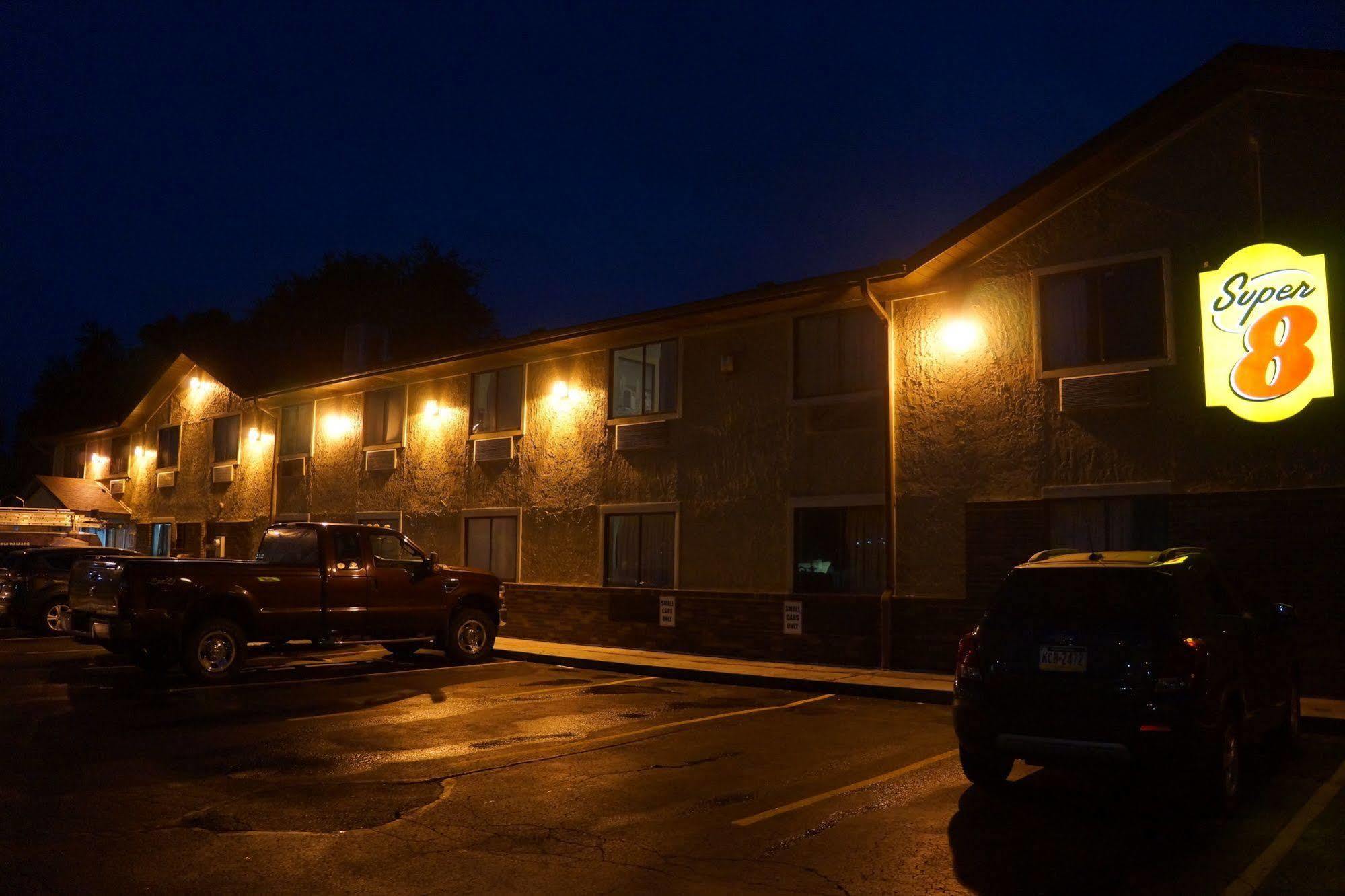 Super 8 By Wyndham Delmont Hotel Exterior photo